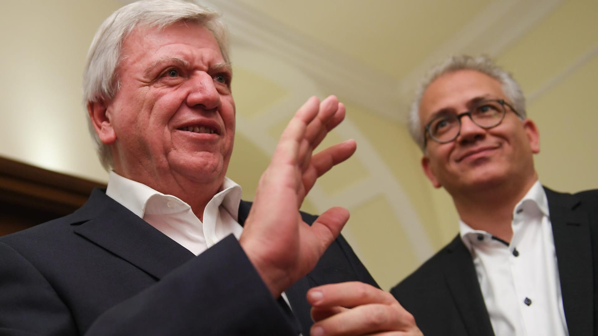 Volker Bouffier (CDU, links) und Tarek Al-Wazir (Grüne) könnten weiterregieren: Das amtliche Endergebnis in Hessen hat die Sitzverteilung bestätigt. Volker Bouffier (CDU, links) und Tarek Al-Wazir (Grüne) könnten weiterregieren: Das amtliche Endergebnis in Hessen hat die Sitzverteilung bestätigt.