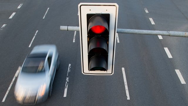 Bei einer defekten roten Ampel sollte man besser ein wenig länger warten, bevor man weiterfährt. Bei einer defekten roten Ampel sollte man besser ein wenig länger warten, bevor man weiterfährt.