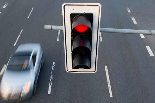 Bei einer defekten roten Ampel sollte man besser ein wenig länger warten, bevor man weiterfährt.