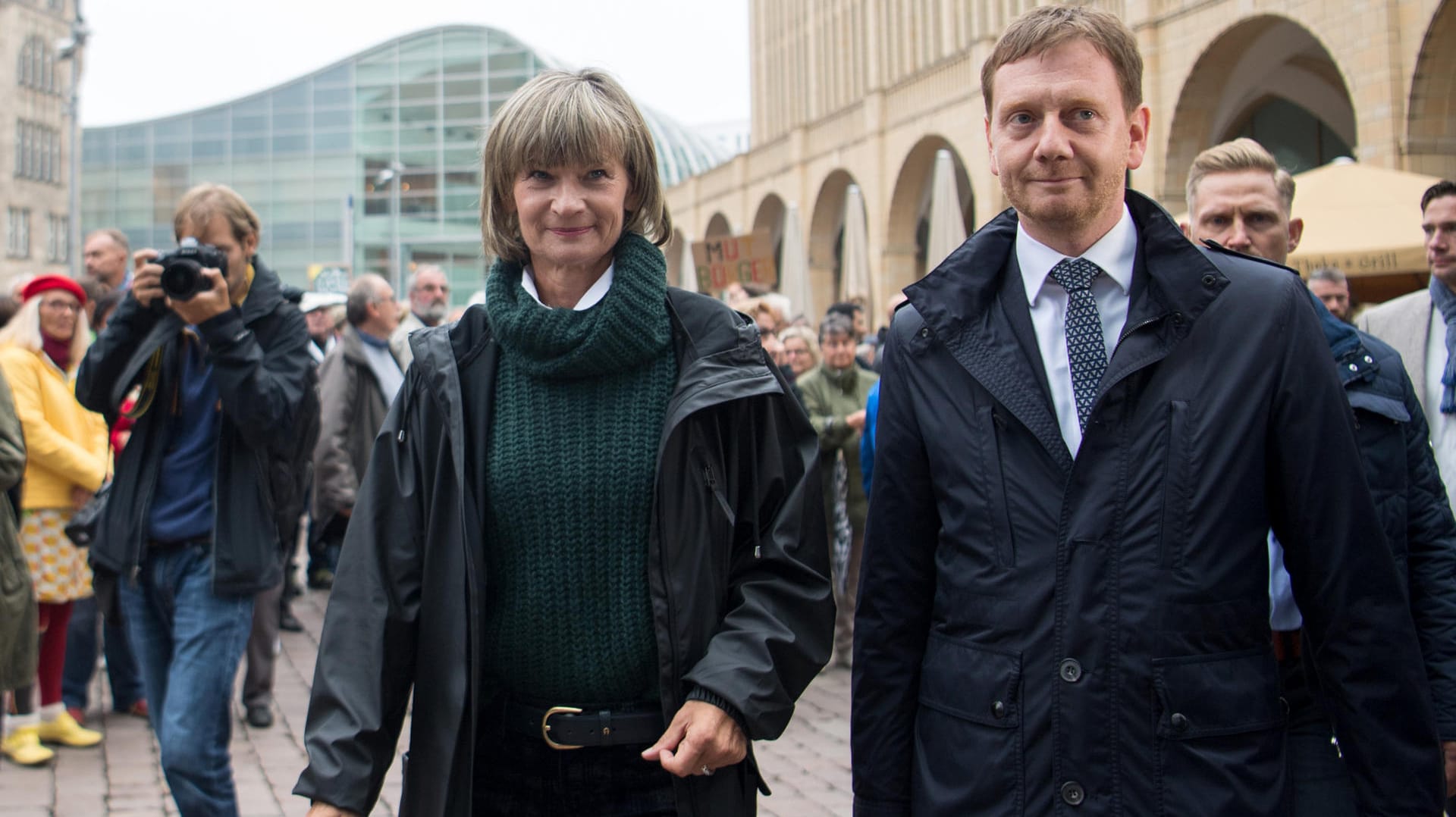 Oberbürgermeisterin Barbara Ludwig (links, SPD) und Ministerpräsident Michael Kretschmer: Angela Merkel besucht Chemnitz – zu spät, wie Kritiker sagen.