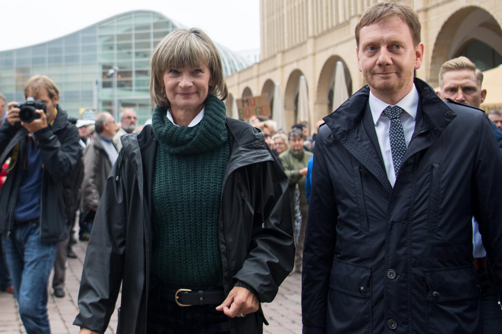 Oberbürgermeisterin Barbara Ludwig (links, SPD) und Ministerpräsident Michael Kretschmer: Angela Merkel besucht Chemnitz – zu spät, wie Kritiker sagen.