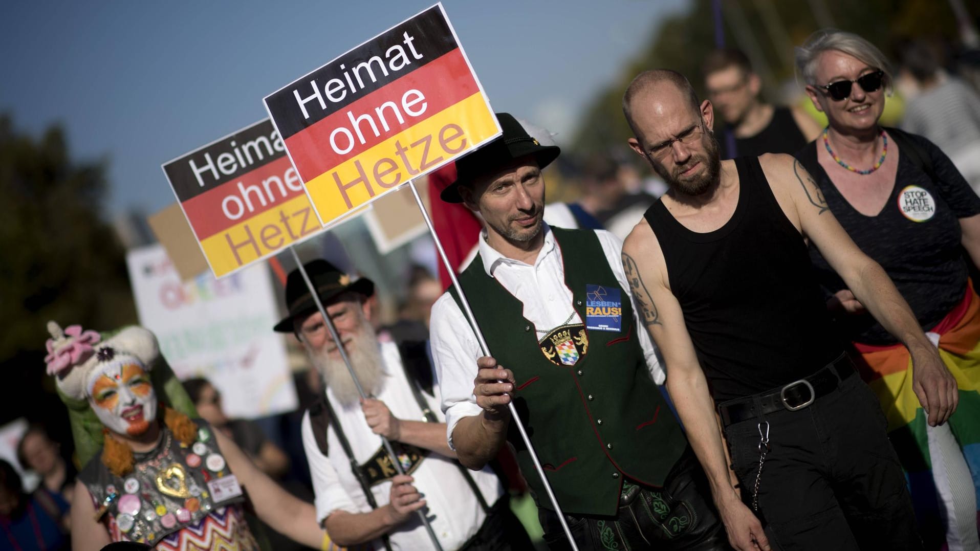 Teilnehmer der "Unteilbar"-Demo in Berlin: Über 200.000 Demonstranten gingen für eine offene und freie Gesellschaft auf die Straße.