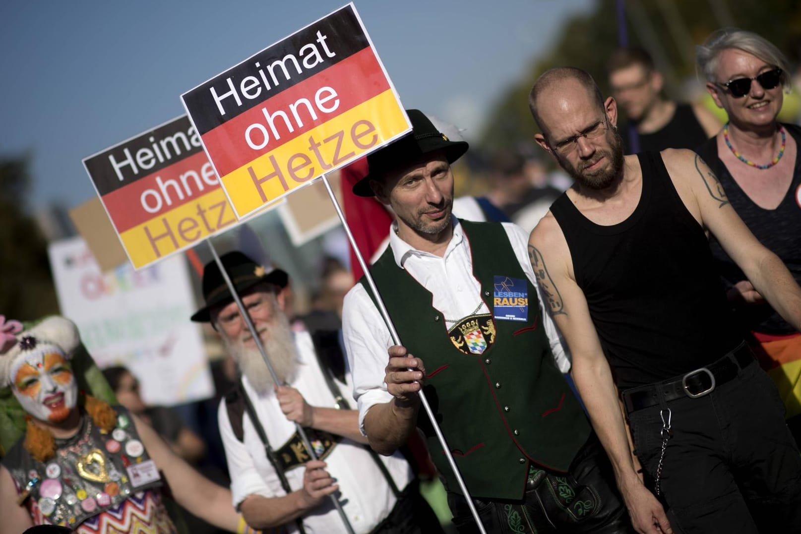 Teilnehmer der "Unteilbar"-Demo in Berlin: Über 200.000 Demonstranten gingen für eine offene und freie Gesellschaft auf die Straße.