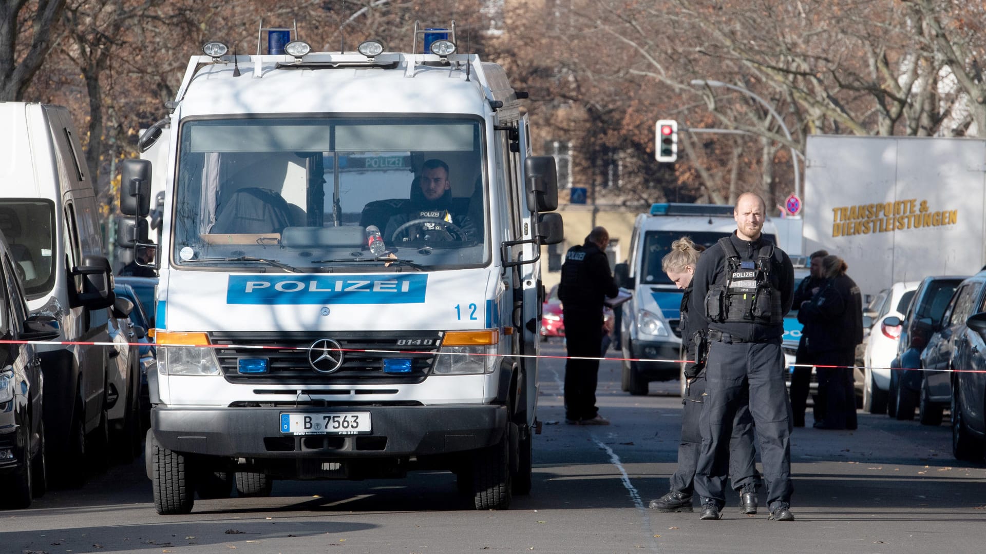 Polizisten sperren eine Straße in Berlin-Wedding ab: Der psychisch kranke Mann, der auf einen Pfleger eingestochen hat, konnte zunächst fliehen.