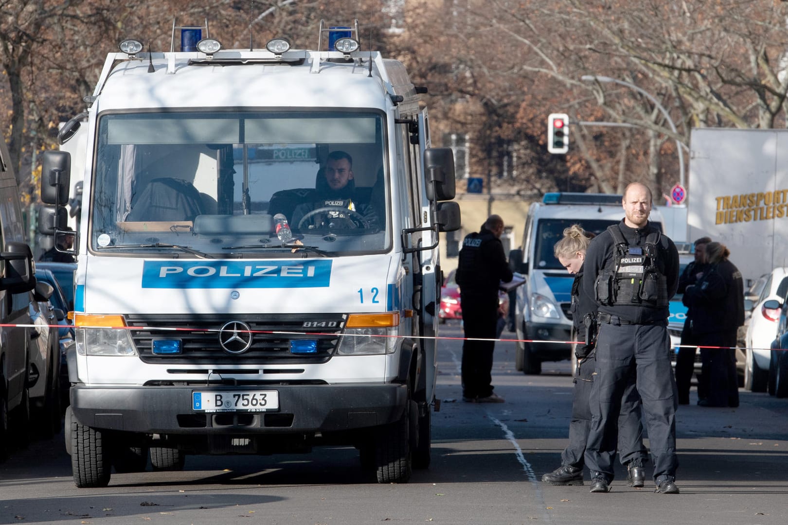 Polizisten sperren eine Straße in Berlin-Wedding ab: Der psychisch kranke Mann, der auf einen Pfleger eingestochen hat, konnte zunächst fliehen.