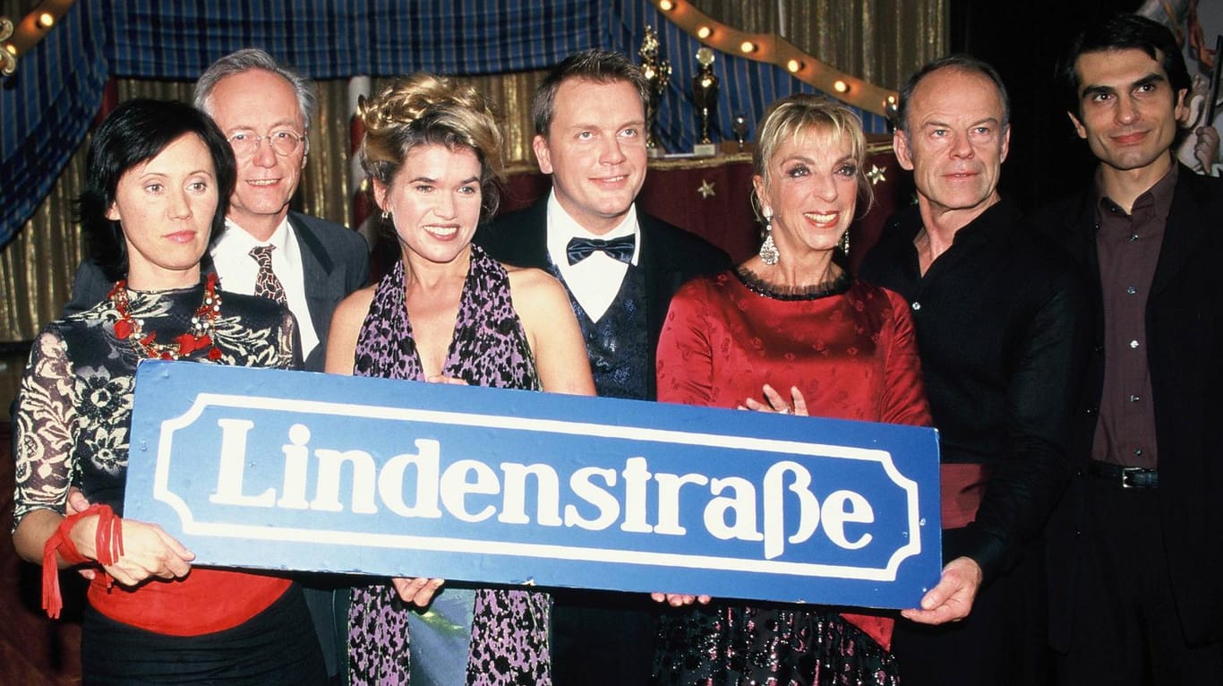 "Lindenstraße": Anna Nowak, Joachim H. Luger, Anke Engelke, Hape Kerkeling, Ute Mora, Knut Hinz und Hrmes Holdolides.