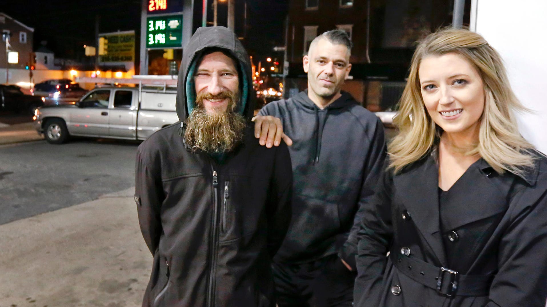 Johnny Bobbitt, Mark D'Amico und Katelyn McClure posieren an einer Tankstelle in Philadelphia: Gemeinsam hatten sie sich die Helden-Geschichte ausgedacht um Spenden zu erschleichen. Johnny Bobbitt, Mark D'Amico und Katelyn McClure posieren an einer Tankstelle in Philadelphia: Gemeinsam hatten sie sich die Helden-Geschichte ausgedacht um Spenden zu erschleichen.