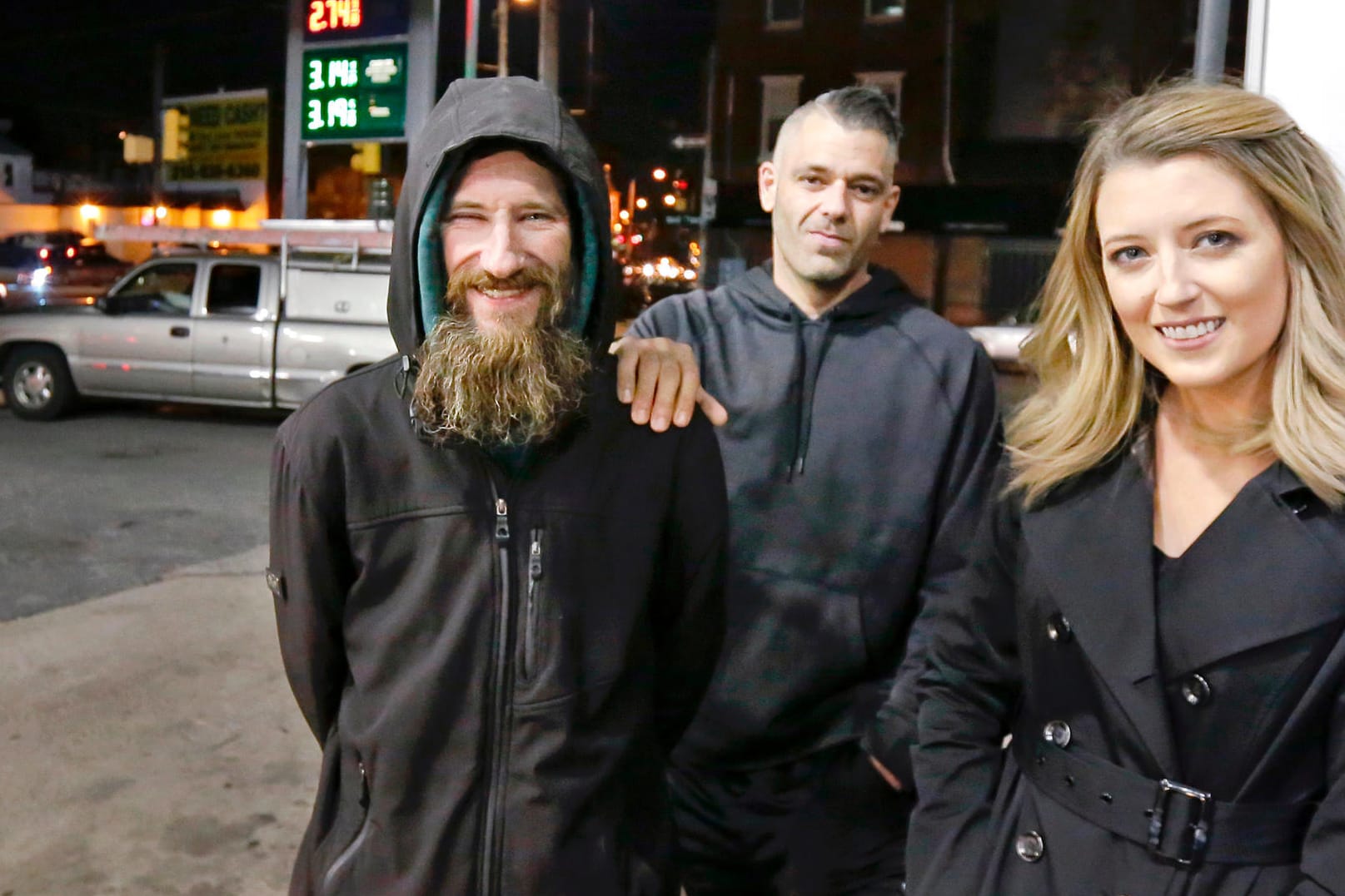 Johnny Bobbitt, Mark D'Amico und Katelyn McClure posieren an einer Tankstelle in Philadelphia: Gemeinsam hatten sie sich die Helden-Geschichte ausgedacht um Spenden zu erschleichen.