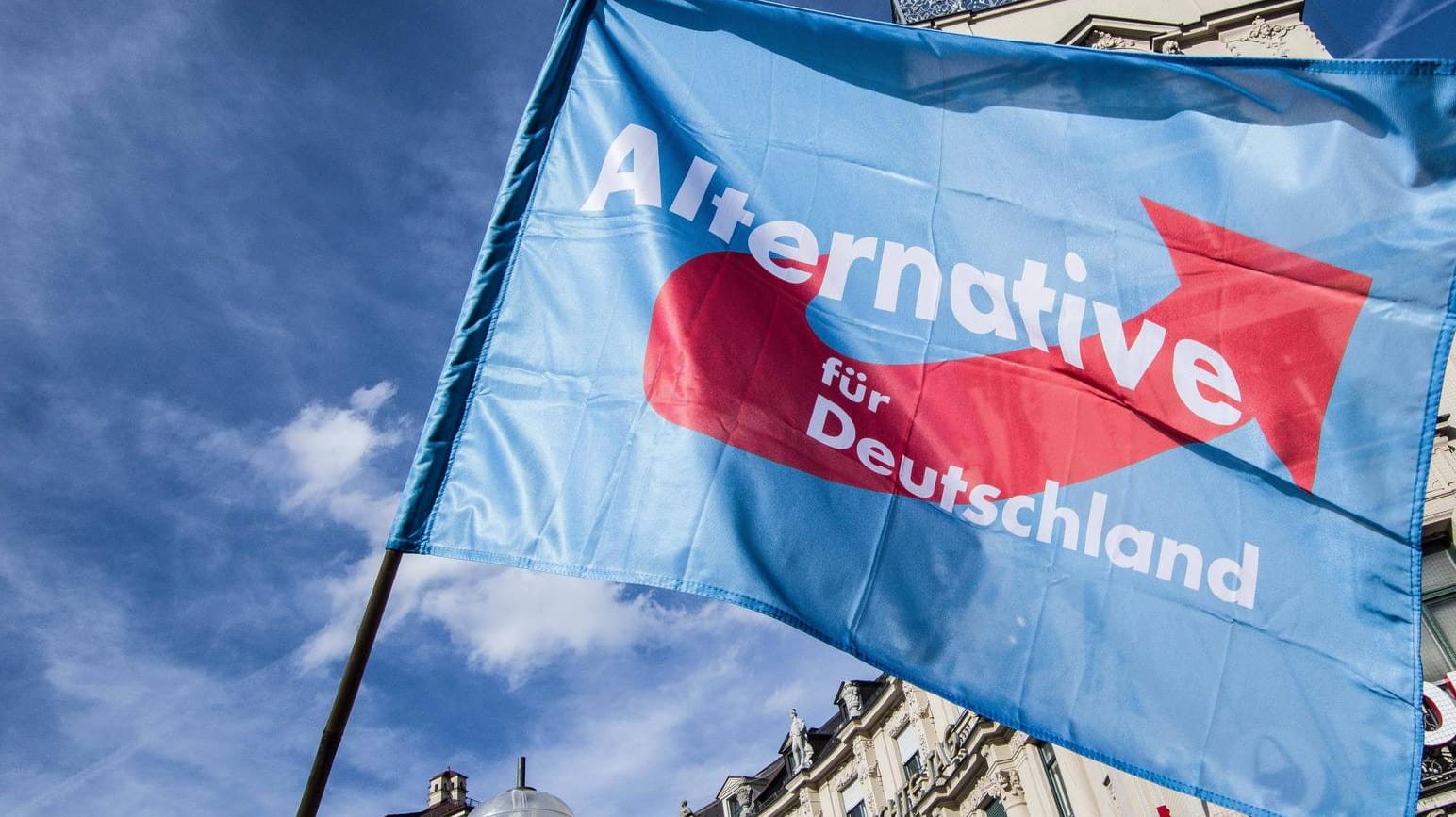 Fahne mit dem Logo der AfD: Die Partei muss sich wegen Großspenden aus unbenannten ausländischen Quellen erklären.