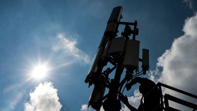 Bis Ende 2024 soll an allen Bundes- und Landstraßen sowie an Zugstrecken, Häfen und den wichtigsten Wasserstraßen schnelles mobiles Internet verfügbar sein. Bis Ende 2024 soll an allen Bundes- und Landstraßen sowie an Zugstrecken, Häfen und den wichtigsten Wasserstraßen schnelles mobiles Internet verfügbar sein.