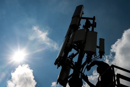 Bis Ende 2024 soll an allen Bundes- und Landstraßen sowie an Zugstrecken, Häfen und den wichtigsten Wasserstraßen schnelles mobiles Internet verfügbar sein.