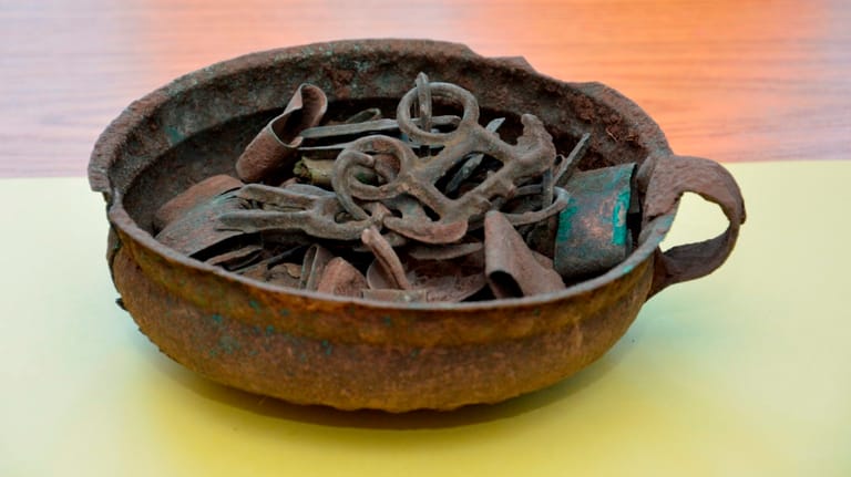 Das Bronzegefäß aus dem archäologischen Fund aus Sachsen-Anhalt: Ein 3100 Jahre alter Bronzeschatz ist auf einer Internetplattform zum Verkauf angeboten worden.
