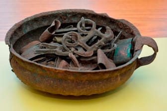 Das Bronzegefäß aus dem archäologischen Fund aus Sachsen-Anhalt: Ein 3100 Jahre alter Bronzeschatz ist auf einer Internetplattform zum Verkauf angeboten worden.