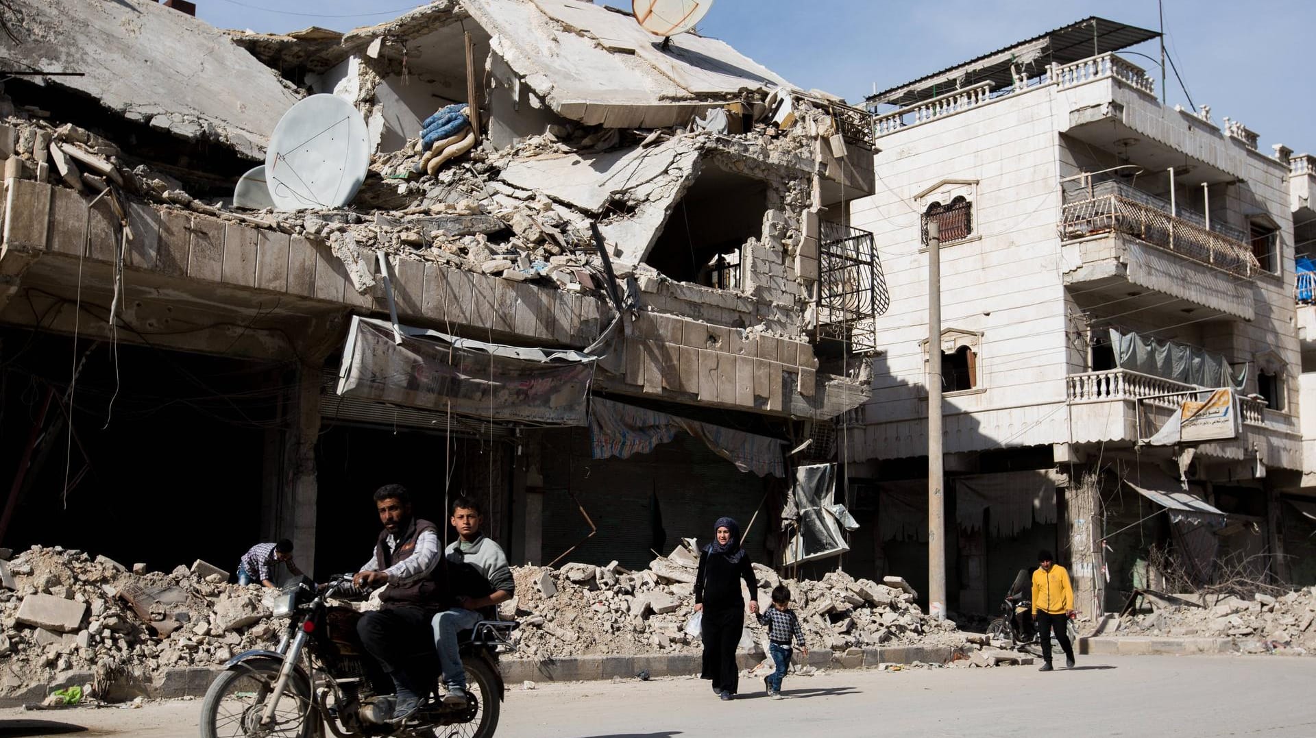 Zerstörte Häuser einer syrischen Stadt: Große Teile des Landes liegen wegen des Bürgerkriegs in Trümmern. Zerstörte Häuser einer syrischen Stadt: Große Teile des Landes liegen wegen des Bürgerkriegs in Trümmern.