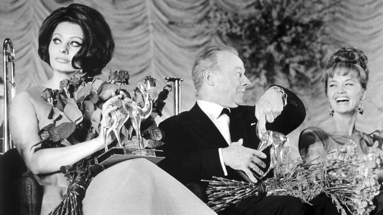 Sophia Loren, Heinz Rühmann und Liselotte Pulver während der Bambi Verleihung im Jahr 1964 in Karlsruhe: Dieses Jahr, 54 Jahre später, kommen die beiden Frauen wieder zum Bambi, diesmal nach Berlin.