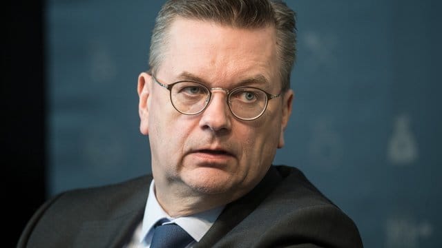 DFB-Präsident Reinhard Grindel bleibt skeptisch.