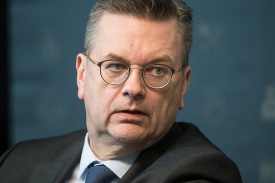 DFB-Präsident Reinhard Grindel bleibt skeptisch.