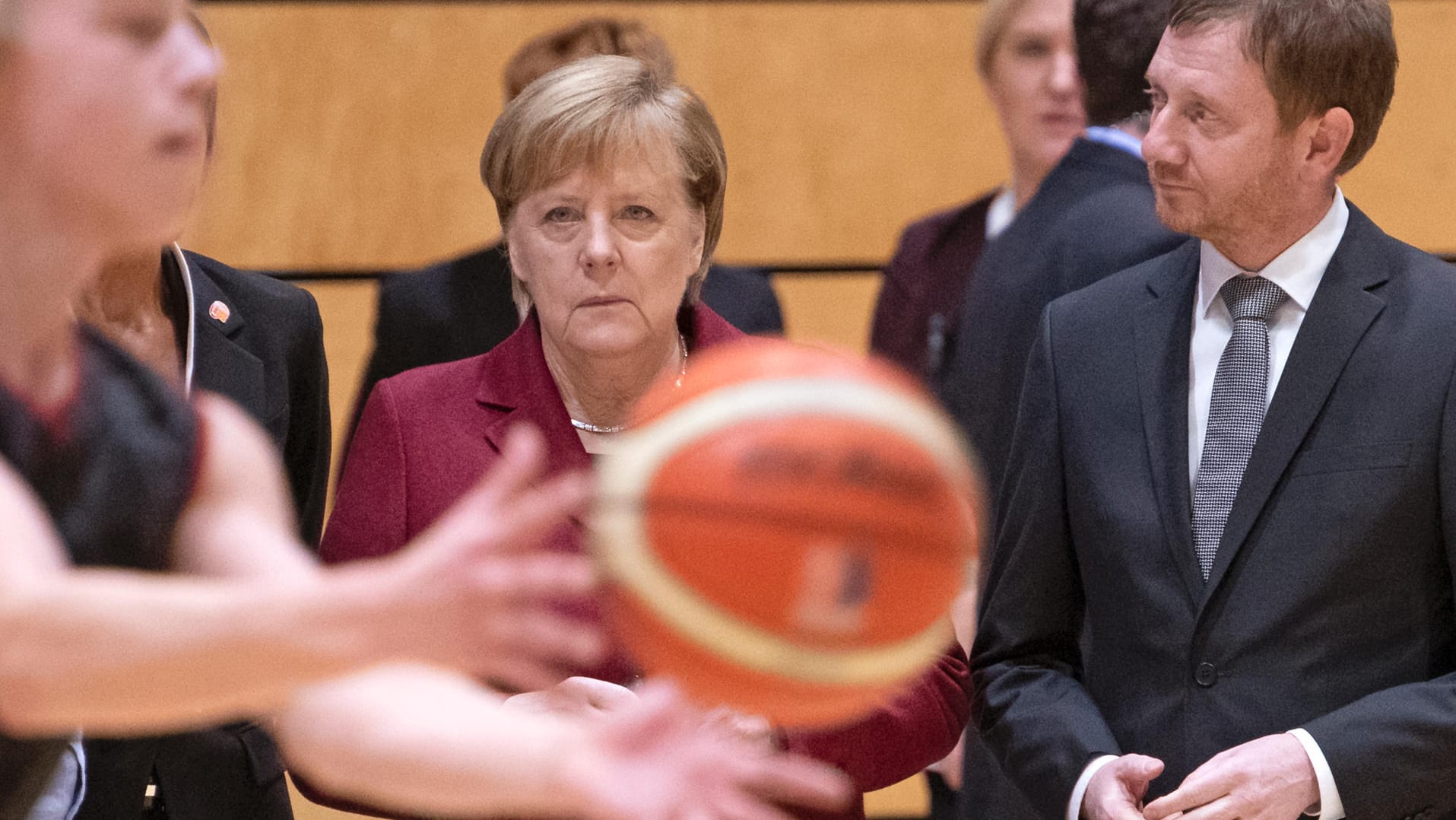 Angela Merkel und Sachsens Ministerpräsident Michael Kretschmer: Der Chemnitz-Besuch der Kanzlerin startete in einer Baketball-Halle.