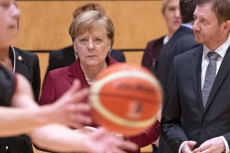 Angela Merkel und Sachsens Ministerpräsident Michael Kretschmer: Der Chemnitz-Besuch der Kanzlerin startete in einer Baketball-Halle.