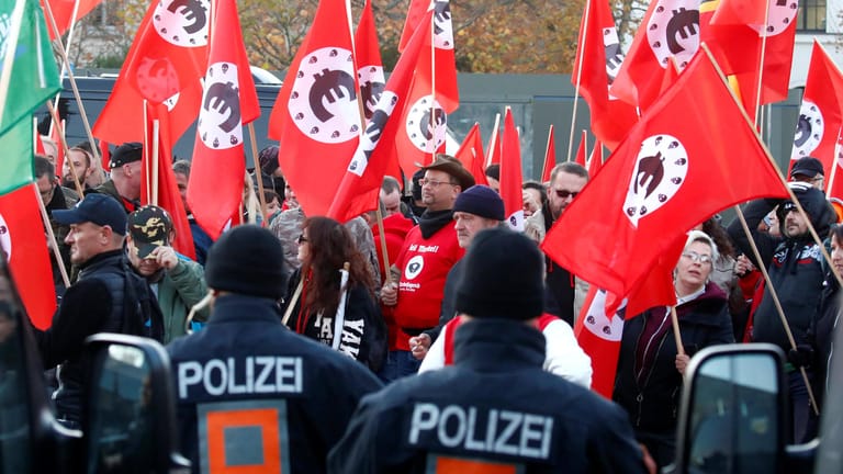 "Geil Merkel": Rechtsextreme Demonstranten protestieren in Chemnitz mit Fahnen, die an die Symbolik des Nationalsozialismus erinnern.