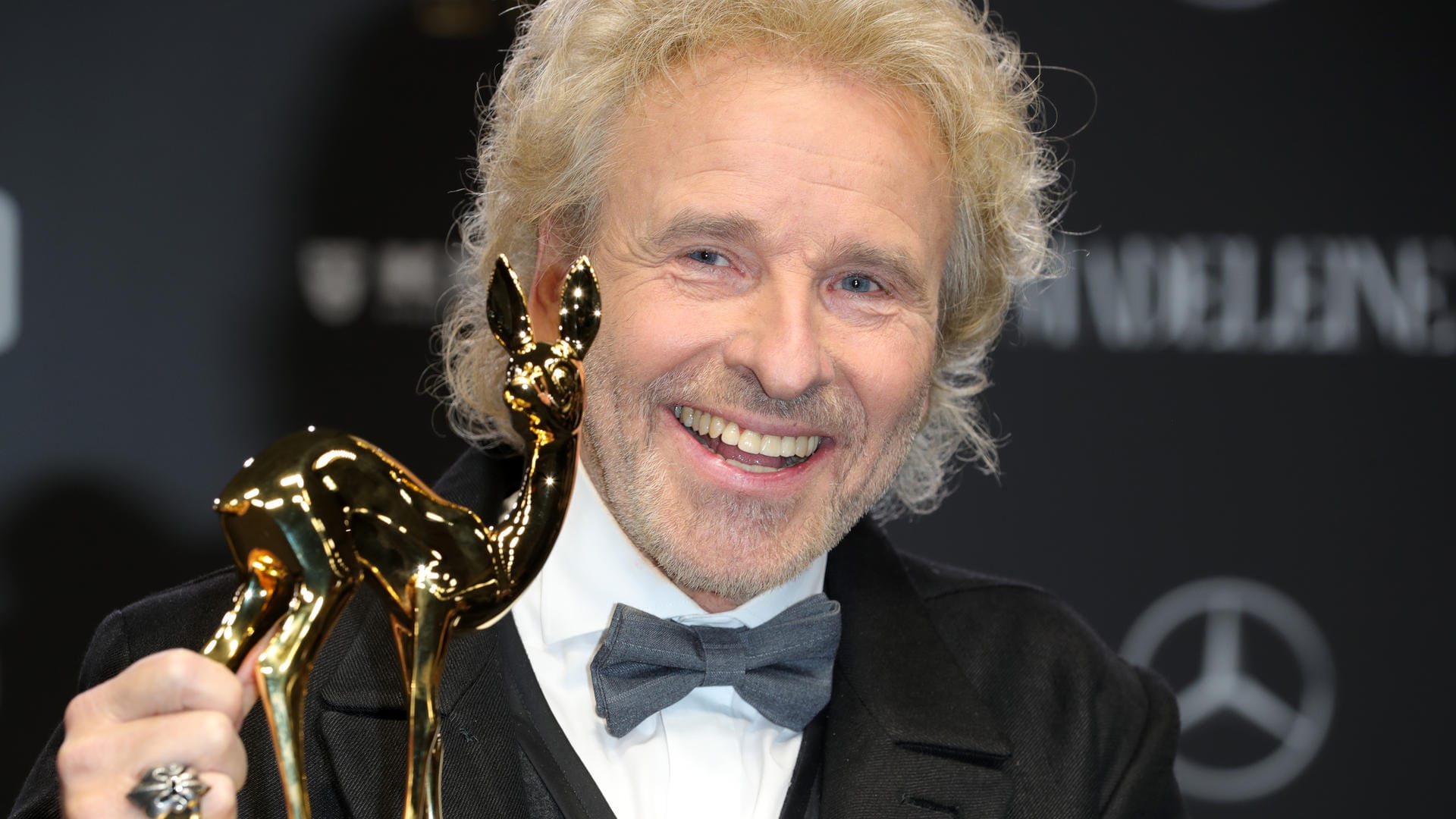 Überraschung für Thomas Gottschalk: Der Moderator wurde mit einem ganz besonderen Bambi ausgezeichnet.