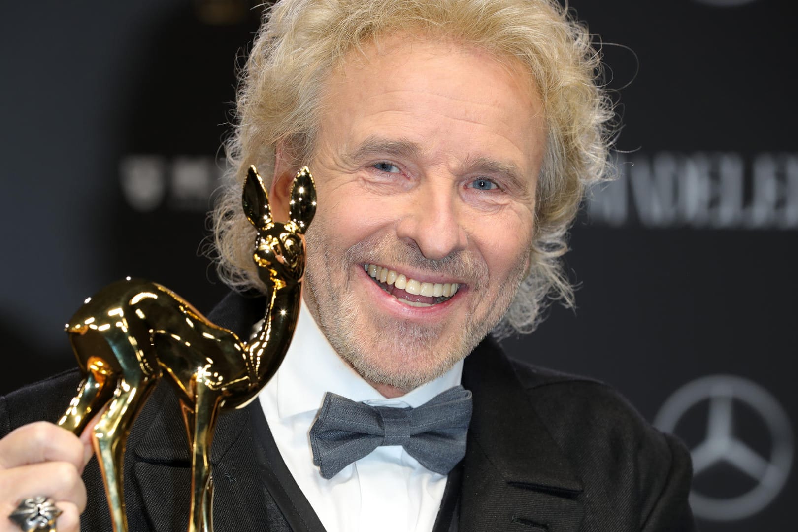 Überraschung für Thomas Gottschalk: Der Moderator wurde mit einem ganz besonderen Bambi ausgezeichnet.