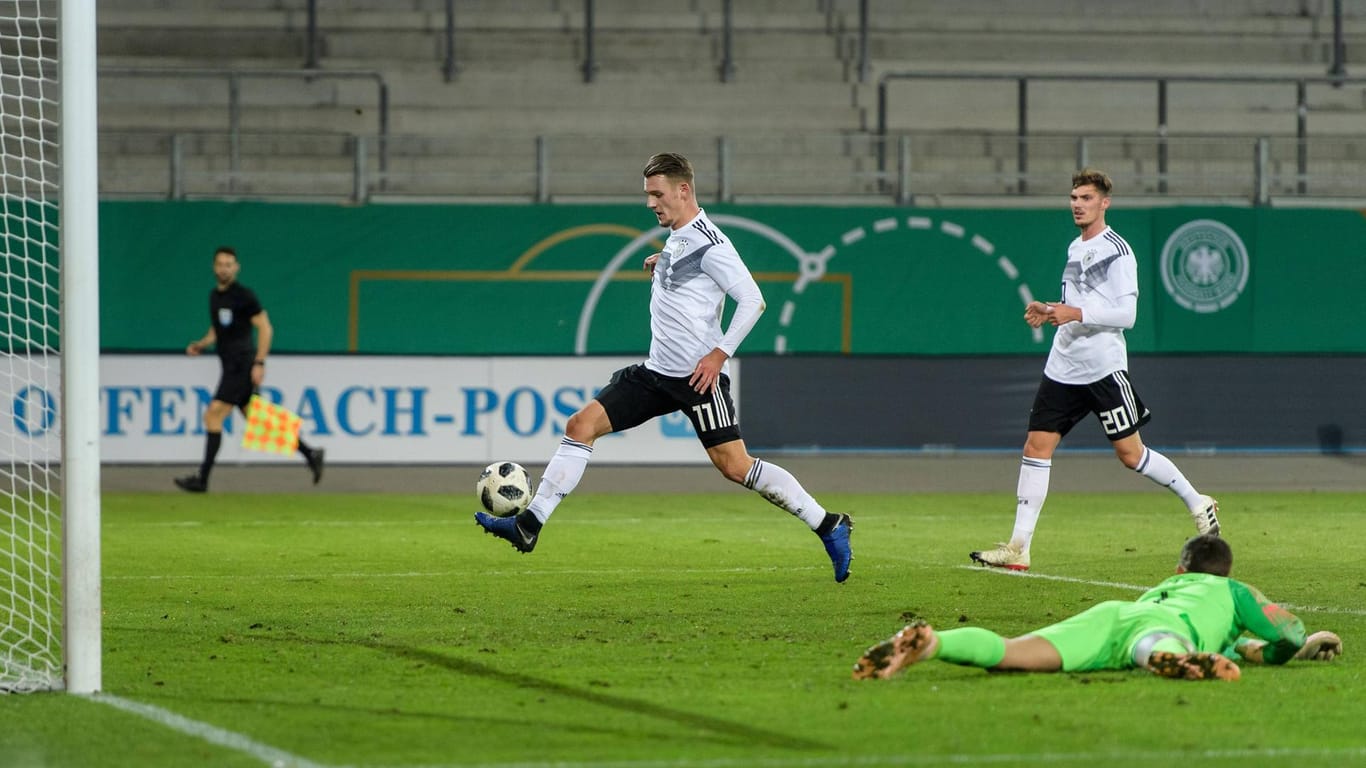 Torwart am Boden, Ball auf dem Weg ins Netz. Törles Knöll (l.) erzielte das 3:0 für Deutschland.