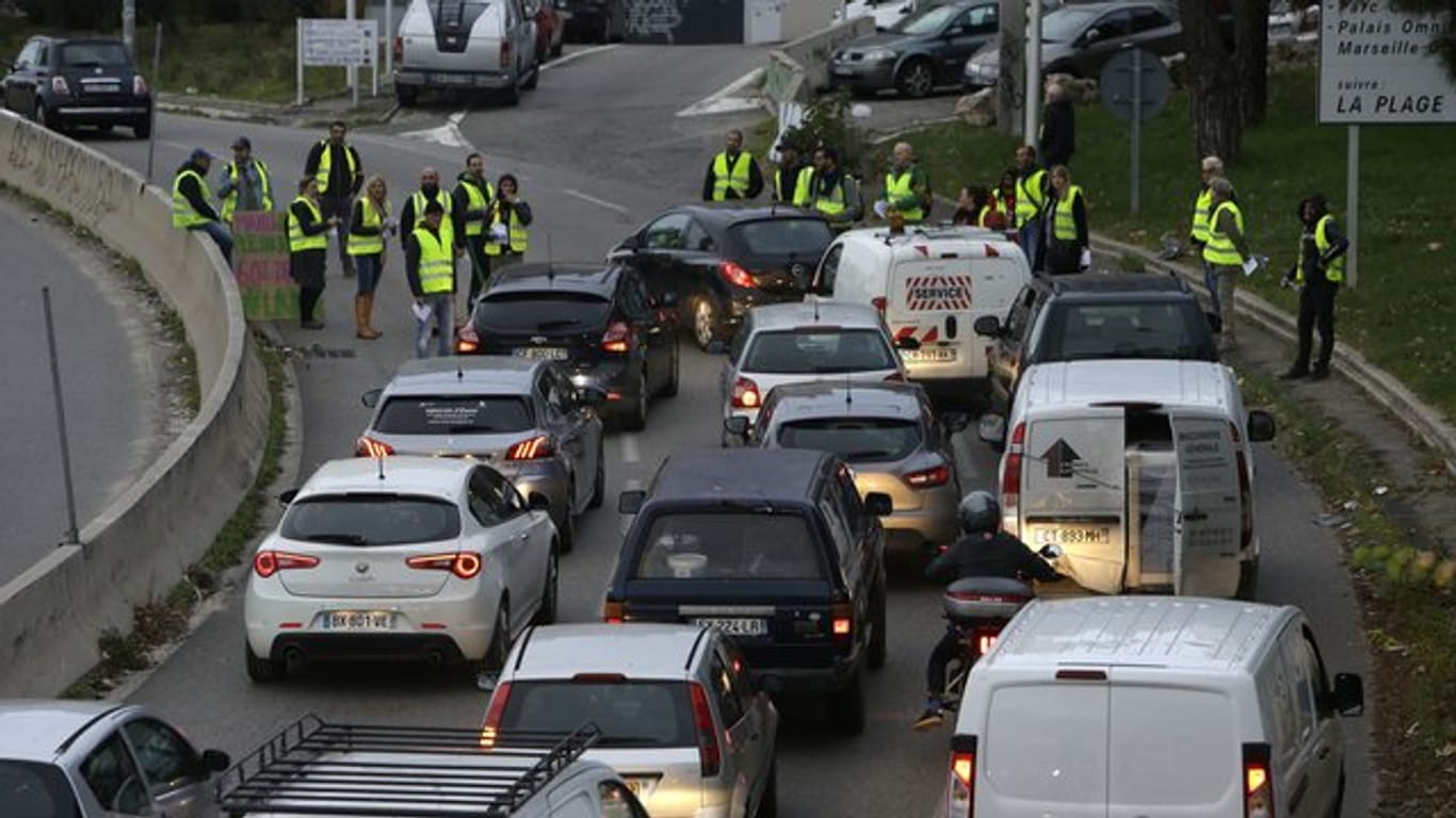 Französiscshe Demonstranten blockieren aus Protest gegen höhere Spritpreise eine Autobahnausfahrt.