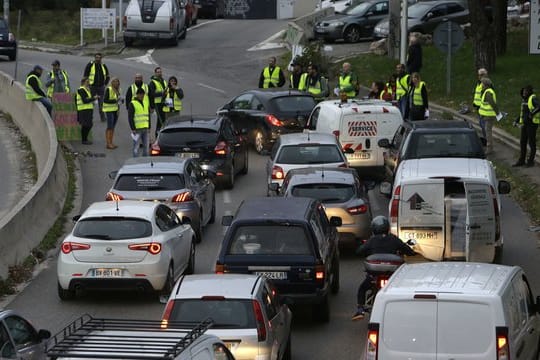 Französiscshe Demonstranten blockieren aus Protest gegen höhere Spritpreise eine Autobahnausfahrt.