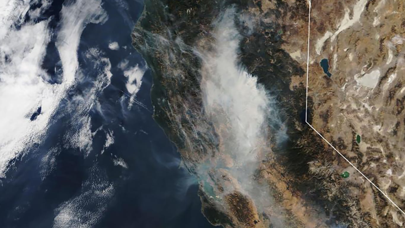 Satellitenbild von Kalifornien: Das von der Nasa verbreitete Foto zeigt die Rauchwolken des "Camp"-Feuers nördlich von Los Angeles.