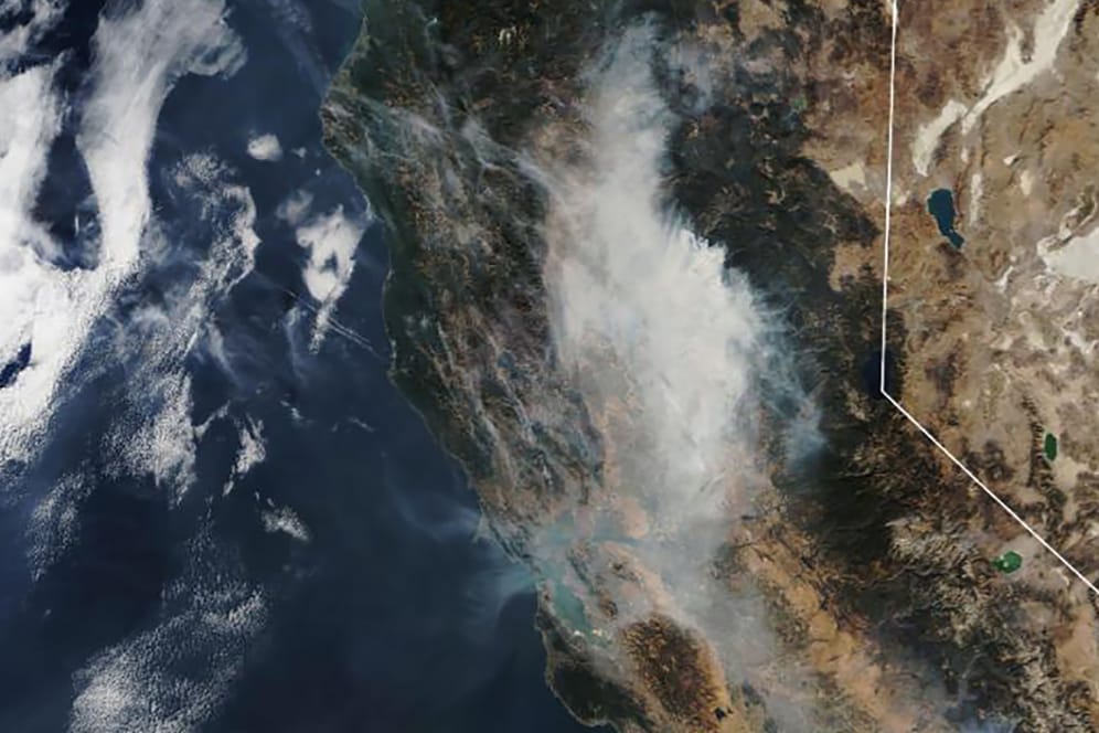 Satellitenbild von Kalifornien: Das von der Nasa verbreitete Foto zeigt die Rauchwolken des "Camp"-Feuers nördlich von Los Angeles.