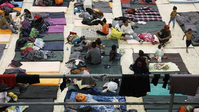 Migranten aus Mittelamerika haben Tijuana an der Grenze zu den USA erreicht und dort Notunterkünfte gefunden. Migranten aus Mittelamerika haben Tijuana an der Grenze zu den USA erreicht und dort Notunterkünfte gefunden.