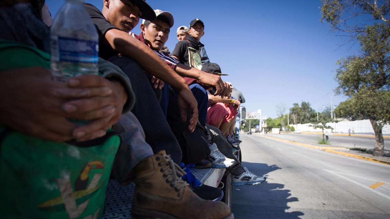 Junge Flüchtende auf einem Lkw in Guadalajara verlassen: Auf dem Weg in die USA hat sich die Karawane in kleinere Gruppen geteilt.
