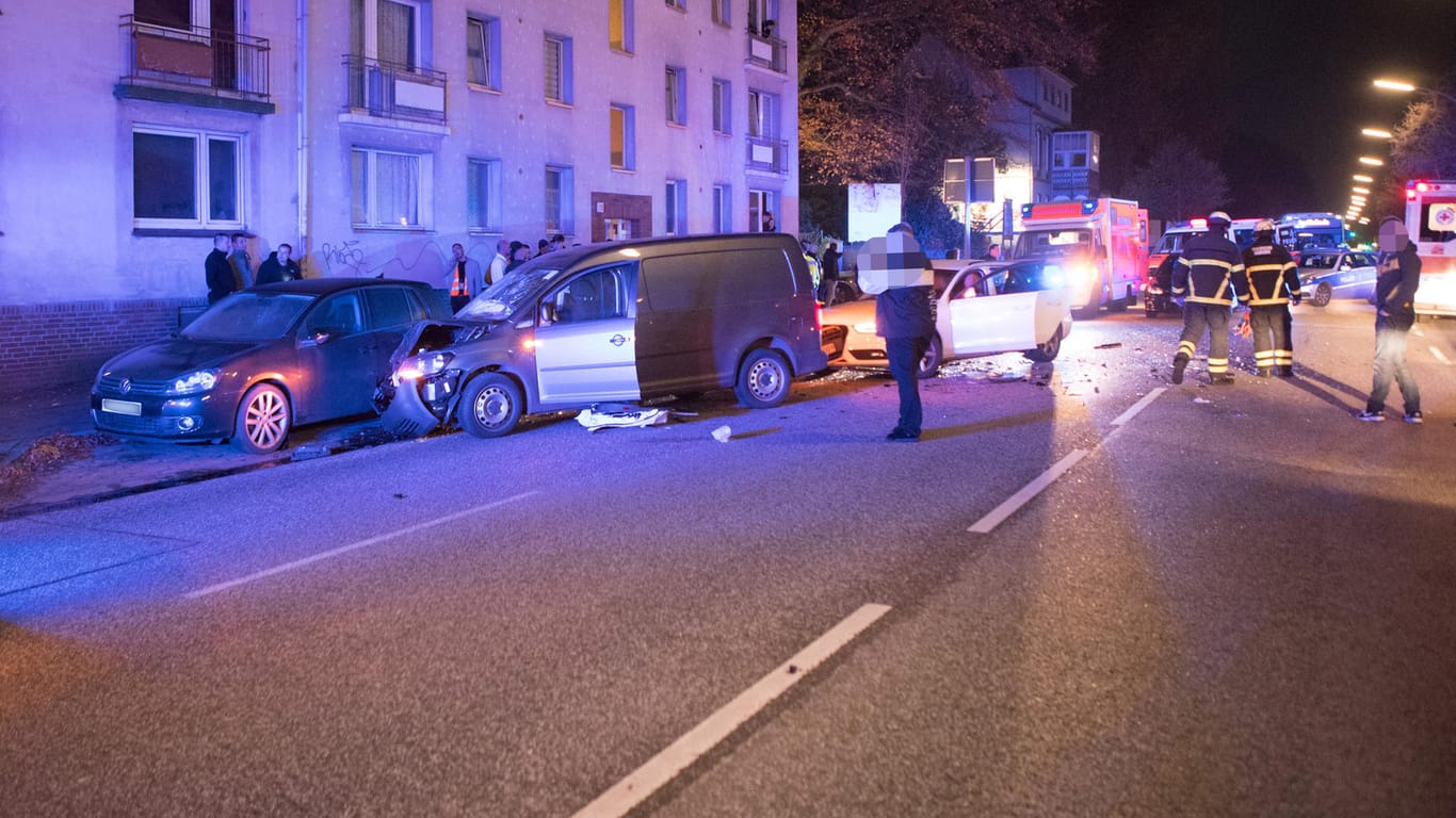 Rettungskräfte an der Unfallstelle in Hamburg-Harburg: Bei dem Verkehrsunfall sind vier Mitglieder einer Familie und zwei weitere Personen verletzt worden.