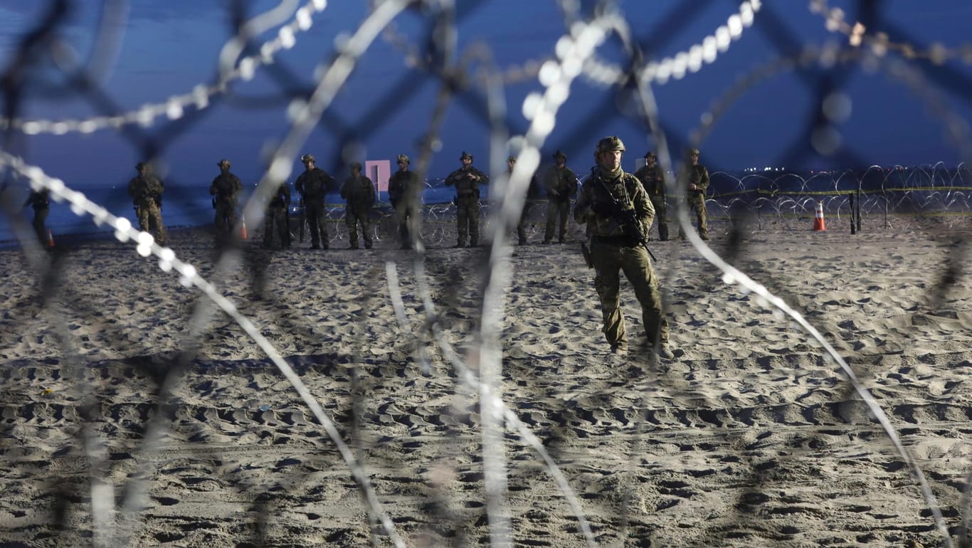 US-Soldaten an der Grenze zu Mexiko bei Tijuana: Auf beiden Seiten des Zauns wächst die Furcht vor Gewalt.