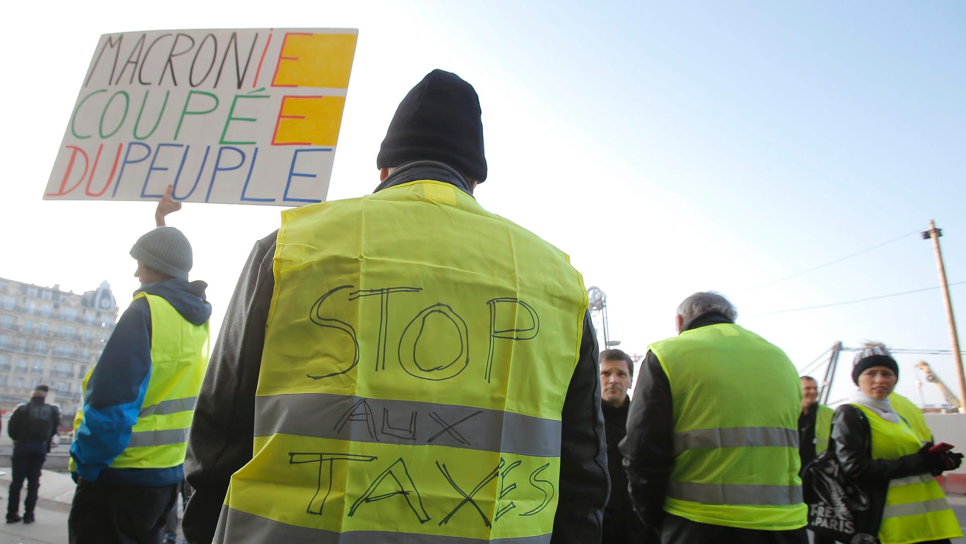 Anhänger der Bewegung "Gilets Jaunes" (Warnwesten) protestieren in Paris: In der Bevölkerung bekommen die Demonstranten viel Zuspruch.