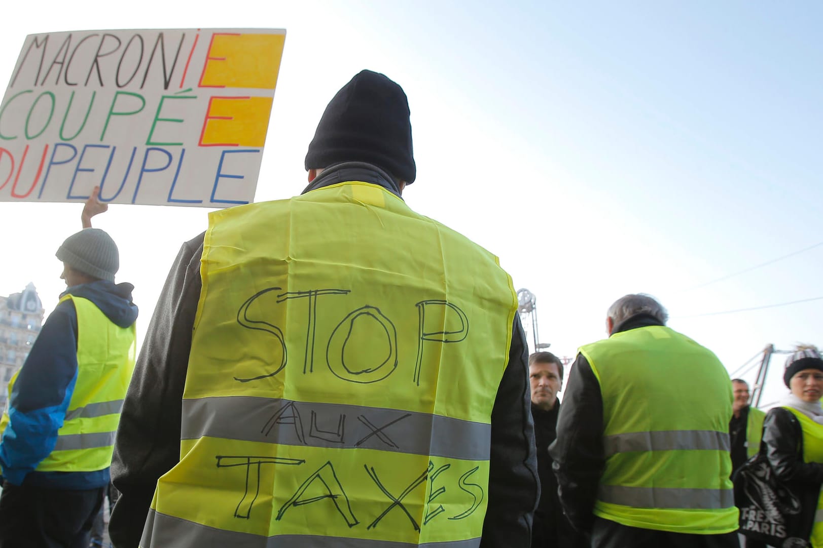 Anhänger der Bewegung "Gilets Jaunes" (Warnwesten) protestieren in Paris: In der Bevölkerung bekommen die Demonstranten viel Zuspruch.