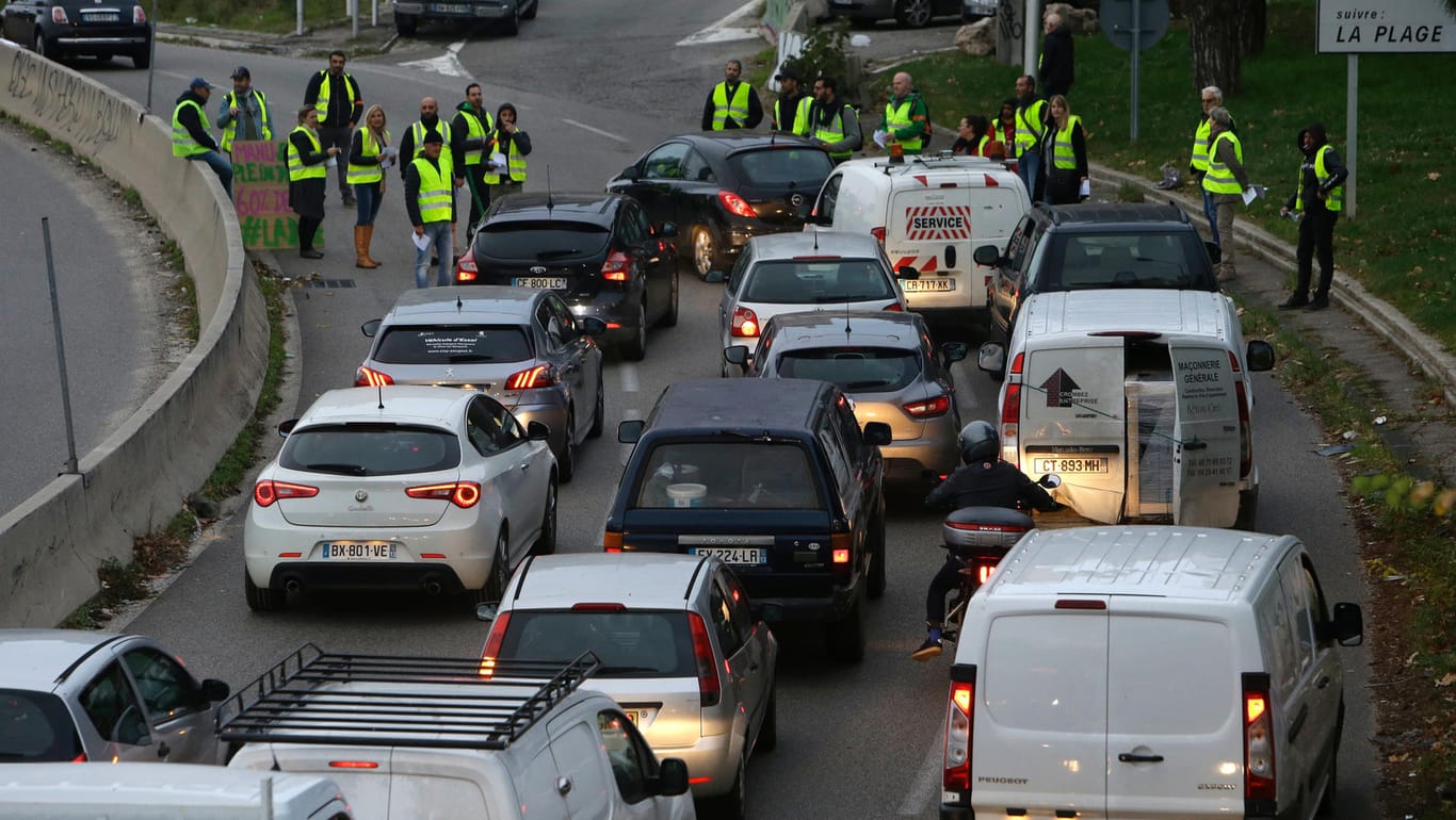 Anhänger der "Warnwesten"-Bewegung blockieren eine Autobahnausfahrt bei Marseille: In der Bevölkerung bekommen die Demonstranten viel Zuspruch.