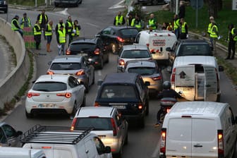 Anhänger der "Warnwesten"-Bewegung blockieren eine Autobahnausfahrt bei Marseille: In der Bevölkerung bekommen die Demonstranten viel Zuspruch.