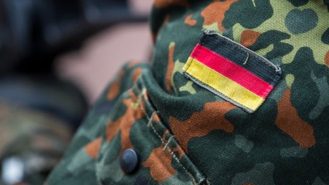 Bundesfinanzminister Olaf Scholz dementierte, dass er Soldaten künftig später in Rente schicken will. Bundesfinanzminister Olaf Scholz dementierte, dass er Soldaten künftig später in Rente schicken will.