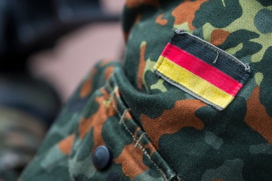 Bundesfinanzminister Olaf Scholz dementierte, dass er Soldaten künftig später in Rente schicken will.