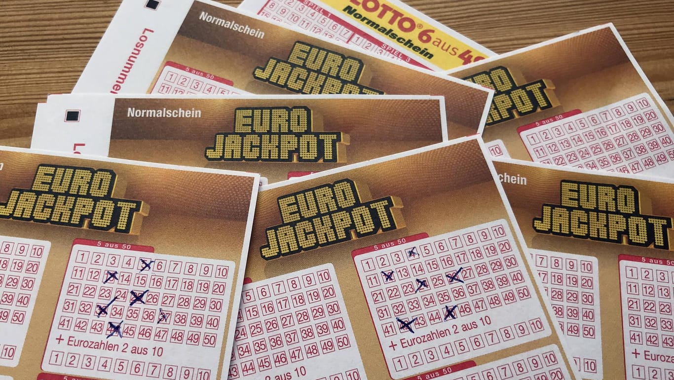 Lottoscheine für den Eurojackpot: Fünf Spieler teilen sich denn großen Jackpot, sechs weitere gewinnen ebenfalls Millionen.