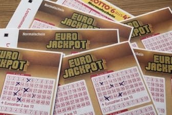 Lottoscheine für den Eurojackpot: Fünf Spieler teilen sich denn großen Jackpot, sechs weitere gewinnen ebenfalls Millionen.