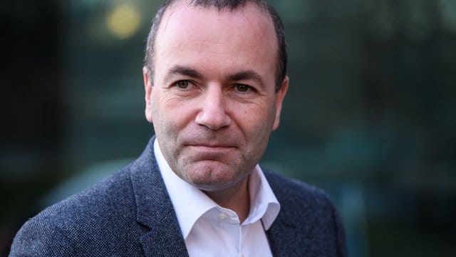 "Ich möchte die CSU und EVP in die Europawahlen führen und EU-Kommissionspräsident werden", begründete Weber seine Entscheidung. "Ich möchte die CSU und EVP in die Europawahlen führen und EU-Kommissionspräsident werden", begründete Weber seine Entscheidung.
