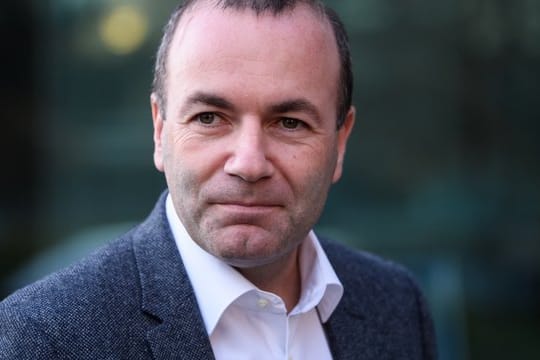 "Ich möchte die CSU und EVP in die Europawahlen führen und EU-Kommissionspräsident werden", begründete Weber seine Entscheidung.
