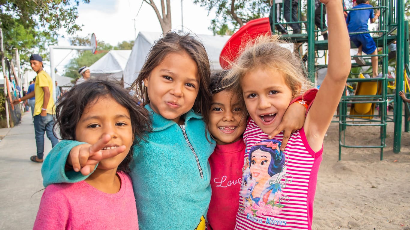 Kinder auf einem Spielplatz in Tijuana: Sie sind mit ihren Eltern vor Armut und Gewalt in Mittelamerika geflohen.