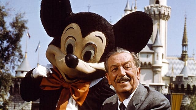 Micky Maus und Walt Disney fahren in einem historischen Feuerwehrauto in Kaliforniens Disneyland (2004).