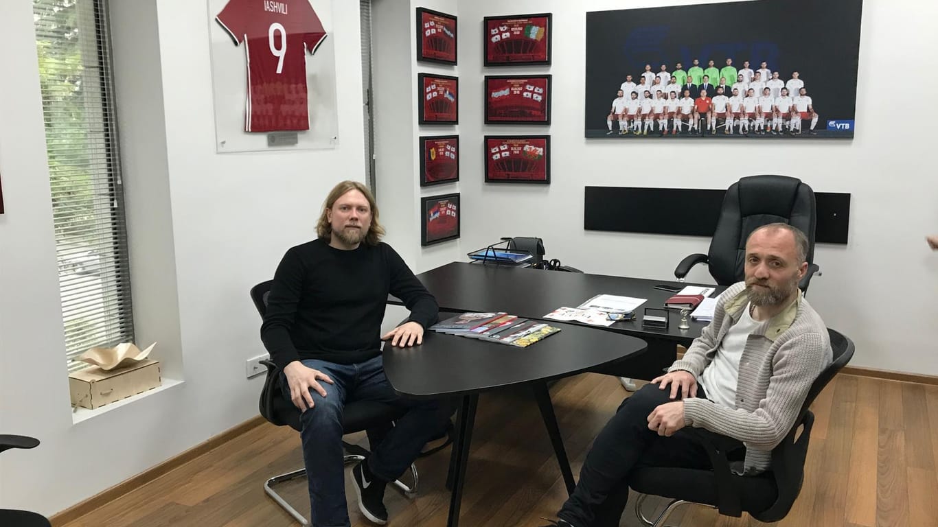 Alexander Iashvili (r.) empfing t-online.de-Sportredakteur Alexander Kohne in seinem Büro in der Zentrale des georgischen Fußball-Verbandes in Tiflis.