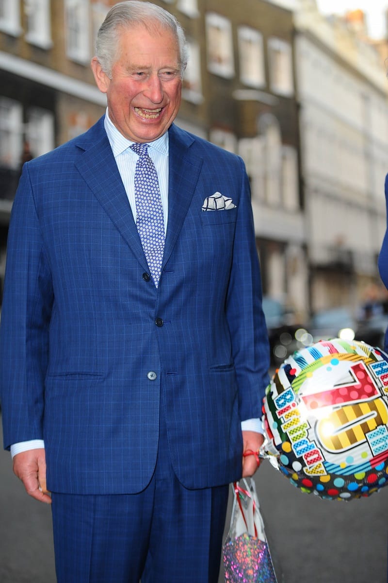 Prinz Charles freut sich über seinen Luftballon.