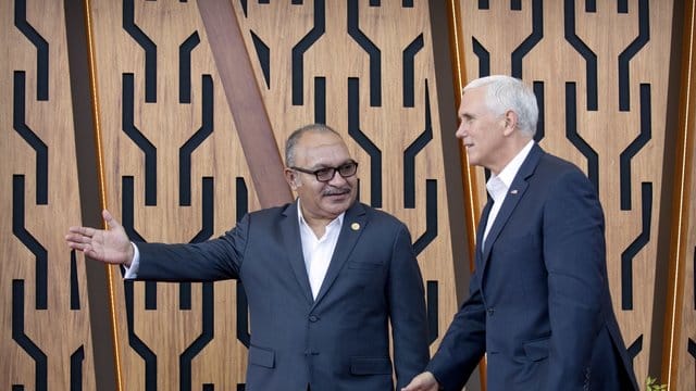 Peter O'Neill (l), Papua-Neuguineas Premierminister, begrüßte US-Vizepräsident Mike Pence bei dessen Ankunft. Peter O'Neill (l), Papua-Neuguineas Premierminister, begrüßte US-Vizepräsident Mike Pence bei dessen Ankunft.